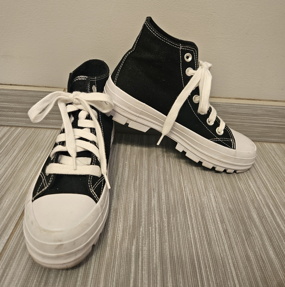 B&W Womans High Top Sneakers Size 7